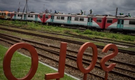 Petugas mengerjakan perawatan kereta api di Depo Lokomotif Solo Balapan, Solo, Jawa Tengah, Selasa (12/12). PT Kereta Api Indonesia (KAI) Daop VI Yogyakarta menyiapkan enam kereta api tambahan dan 13 ribu lebih tempat duduk tambahan untuk mengantisipasi lonjakan penumpang saat libur Natal dan Tahun Baru 2018. 