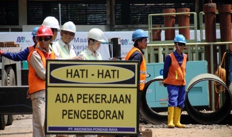  Petugas mengerjakan proyek pembangunan Stasiun Mass Rapid Transit (MRT) di Dukuh Atas, Jakarta, Kamis (10/10).  (Republika/Yasin Habibi)