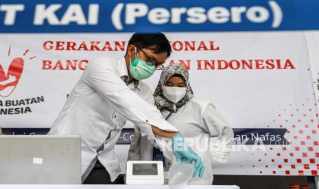 Petugas mengetes kantong nafas milik pegawai PT KAI (Persero) dengan GeNose C19 di Stasiun Pasar Senen, Jakarta, Sabtu (23/1/2021). Menteri Perhubungan Budi Karya Sumadi akan mengimplementasikan penggunaaan GeNose C19 sebagai alat pendeteksi COVID-19 pada calon penumpang kereta api mulai 5 Februari 2021. 