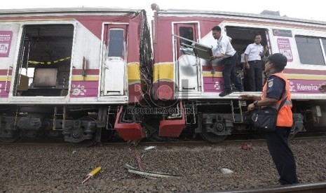 Petugas mengevakuasi barang barang yang ada di gerbong ketika terjadi tabrakan Kereta Rel Listrik (KRL) di Stasiun Juanda, Rabu (23/9).ANTARA FOTO/Sigid Kurniawan