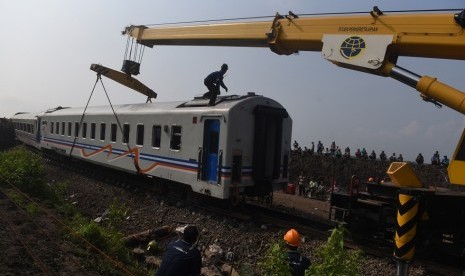 Petugas mengevakuasi gerbong KA Sancaka yang kecelakaan di Ngawi, Jawa Timur, Sabtu (7/4). Peristiwa tabrakan Kereta Sancaka dengan truk trailer tersebut menyebabkan seorang masinis kereta itu meninggal.