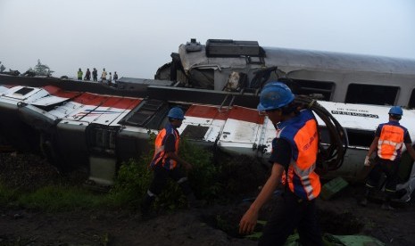 Petugas mengevakuasi gerbong KA Sancaka yang kecelakaan di Ngawi, Jawa Timur, Sabtu (7/4). Peristiwa tabrakan Kereta Sancaka dengan truk trailer tersebut menyebabkan seorang masinis kereta itu meninggal.