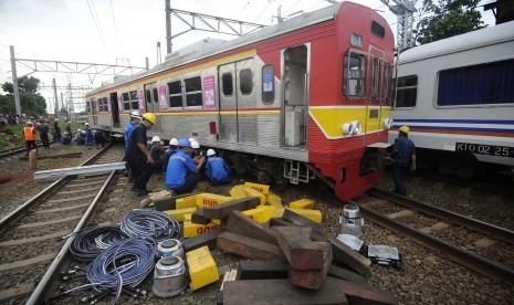 Petugas mengevakuasi kereta yang anjlok (ilustrasi)