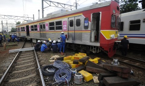 Petugas mengevakuasi Kereta Rel Listrik (KRL) rute Manggarai-Duri yang anjlok di antara lintasan Manggarai-Sudirman, Manggarai, Jakarta, Rabu (6/4). 