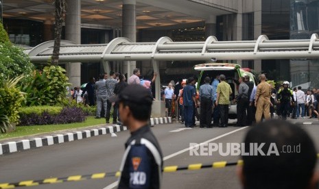  Petugas mengevakuasi korban ambruknya selasar gedung Tower II gedung BEI, di Jakarta, Senin (15/1). Jumlah korban sementara 75 orang dan sudah dirujuk ke rumah sakit. Penyebab ambruknya selasar masih belum diketahui, menunggu investigasi