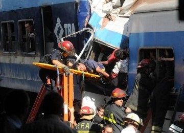 Petugas mengevakuasi korban dari kecelakaan kereta api di Buenos Aires, Argentina