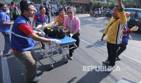 Evacuation of victims of church bombing at Gereja Kristen Indonesia, Diponegoro Street, Surabaya, East Java, Sunday (May 13).