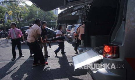 Petugas mengevakuasi korban di lokasi ledakan di Gereja Kristen Indonesia, Jalan Diponegoro, Surabaya, Jawa Timur, Minggu (13/5).