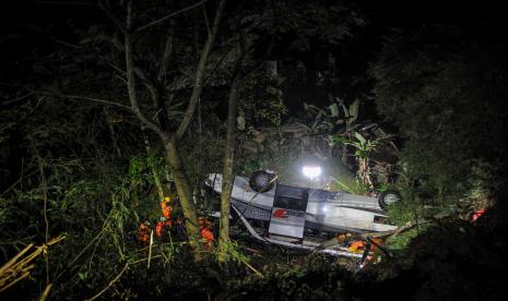 Petugas mengevakuasi korban kecelakaan bus PO Sri Padma Kencana di Wado, Kabupaten Sumedang, Jawa Barat, Rabu (10/3/2021). Hingga Rabu (10/3) malam, petugas kepolisian mencatat sebanyak 22 orang meninggal dunia dalam kecelakaan tersebut dan 28 korban selamat dilarikan ke RSUD Kabupaten Sumedang. 