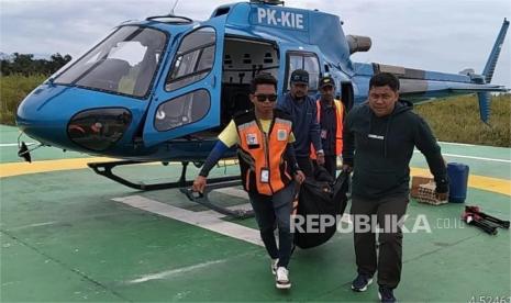 Petugas mengevakuasi korban meninggal dalam pendakian Puncak Cartenz Pyramid di Kabupaten Mimika, Ahad (2/3/2025).