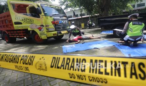 Petugas mengevakuasi korban saat simulasi penanganan kecelakaan lalu lintas di Kota Kediri, Jawa Timur, Rabu (26/1/2022). Simulasi yang diselenggarakan Polres Kediri Kota bersama Dinas Perhubungan, TNI, dan RS Bhayangkara Kota Kediri tersebut sebagai upaya meningkatkan kemampuan dalam penanganan kecelakaan lalu lintas. 90 Persen Kecelakaan Bus dan Truk Terjadi di Jalan Menurun