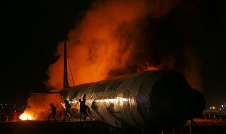  Petugas mengevakuasi korban saat simulasi penanganan pesawat jatuh di Bandara Adisutjipto, Sleman, DI Yogyakarta.