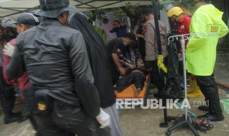 Petugas mengevakuasi korban yang terjepit dari bangunan di rumah sakit Mitra Manakarra yang runtuh akibat gempa bumi di Mamuju, Sulawesi Barat, Kamis (15/1/2021). Sebanyak tujuh korban berhasil dievakuasi, empat diantaranya selamat dan tiga lainnya meninggal dunia di reruntuhan rumah sakit tersebut. 