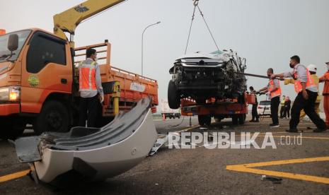 Petugas mengevakuasi mobil Pajero nopol B 1264 BJU yang ditumpangi artis Vanessa Angel dan keluarganya usai mengalami kecelakaan di ruas tol Jombang-Mojokerto KM 672 arah Surabaya di Bandarkedungmulyo, Kabupaten Jombang, Jawa Timur, Kamis (4/11/2021). Kecelakaan tersebut menewaskan Vanessa Angel dan suaminya Febri Ardiansyah, sementara tiga orang penumpang lainnya mengalami luka-luka. 