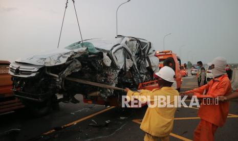 Petugas mengevakuasi mobil Pajero nopol B 1264 BJU yang ditumpangi artis Vanessa Angel dan keluarganya usai mengalami kecelakaan di ruas tol Jombang-Mojokerto KM 672 arah Surabaya di Bandarkedungmulyo, Kabupaten Jombang, Jawa Timur, Kamis (4/11/2021).Kecelakaan tersebut menewaskan Vanessa Angel dan suaminya Febri Ardiansyah, sementara tiga orang penumpang lainnya mengalami luka-luka. 