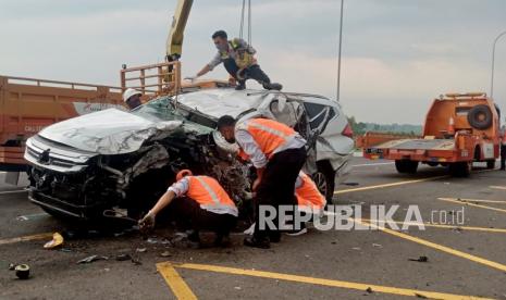 Petugas mengevakuasi mobil Pajero nopol B 1264 BJU yang ditumpangi artis Vanessa Angel dan keluarganya usai mengalami kecelakaan di ruas tol Jombang-Mojokerto KM 672 arah Surabaya di Bandarkedungmulyo, Kabupaten Jombang, Jawa Timur, Kamis (4/11/2021).Kecelakaan tersebut menewaskan Vanessa Angel dan suaminya Febri Ardiansyah, sementara tiga orang penumpang lainnya mengalami luka-luka. 