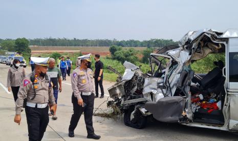 Petugas mengevakuasi mobil yang mengalami kecelakaan di Tol Batang KM 375, Kabupaten Batang, Jawa Tengah, Senin (5/9/2022). Kecelakaan yang diduga akibat sopir kendaraan hiace mengantuk itu menyebabkan tujuh orang penumpang meninggal dunia dan tujuh orang lainnya luka ringan. 