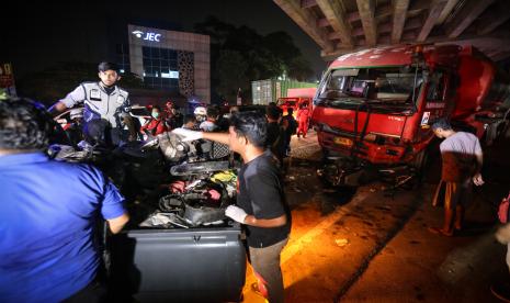 Petugas mengevakuasi sejumlah kendaraan yang mengalami kerusakan akibat kecelakaan di Jalan Transyogi, Cibubur, Bekasi, Jawa Barat, Senin (18/7/2022). Menurut Dirlantas Polda Metro Jaya Kombes Latif Usman sebanyak 11 orang meninggal dunia dalam kecelakaan truk pengangkut BBM yang mengalami rem blong dan menabrak sejumlah kendaraan. 