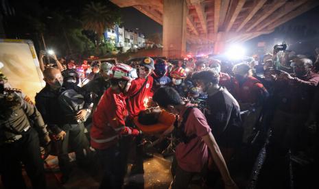 Petugas mengevakuasi seorang pengendara yang mengalami luka akibat kecelakaan di Jalan Transyogi, Cibubur, Bekasi, Jawa Barat, Senin (18/7/2022). Menurut Dirlantas Polda Metro Jaya Kombes Latif Usman sebanyak 11 orang meninggal dunia dalam kecelakaan truk pengangkut BBM yang mengalami rem blong dan menabrak sejumlah kendaraan.