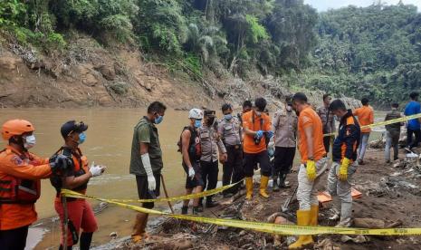 Petugas mengevakuasi sesosok mayat yang ditemukan di pinggir Sungai Citanduy, tepatnya di Desa Ancol, Kecamatan Cineam, Kabupaten Tasikmalaya, Rabu (12/10/2022). Mayat itu dipastikan merupakan korban yang dilaporkan hanyut terseret banjir luapan Sungai Cibuyut, Kecamatan Cihaurbeuti, Kabupaten Ciamis, pada Jumat (7/10/2022).