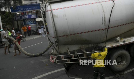 Petugas mengevakuasi truk tangki yang mengalami kecelakaan (ilustrasi)