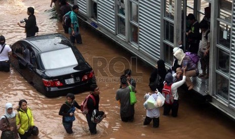  Petugas mengevakuasi warga yang terjebak banjir di Kawasan Jalan Sudirman, Jakarta, Kamis (17/1).  (Republika/Yasin Habibi)