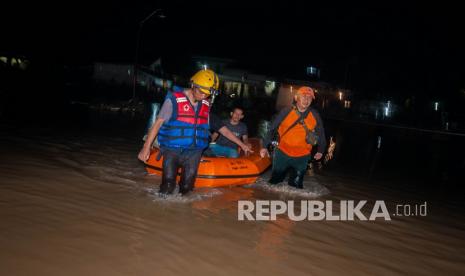 Petugas mengevakuasi warga yang terjebak banjir di Rangkasbitung, Lebak, Banten, Senin (1/11/2021). Berdasarkan data BPBD Kabupaten Lebak sebanyak 114 rumah di Rangkasbitung terendam banjir hingga setinggi 1,5 meter usai hujan deras disebabkan buruknya drainase yang tersumbat akibat air bercampur material lumpur dan kayu.