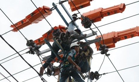 Petugas mengganti kabel jaringan listrik (uprating) pada transmisi tegangan tinggi di Palu, Sulawesi Tengah, Kamis (5/11).