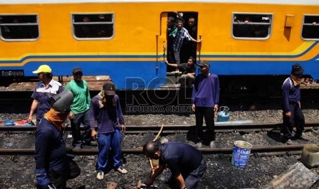 Petugas mengganti rel kereta api yang rusak akibat tabrakan kereta api dengan truk tangki di perlintasan kereta di Bintaro Permai, Jakarta Selatan, Selasa (10/12).   (Republika/Yasin Habibi)