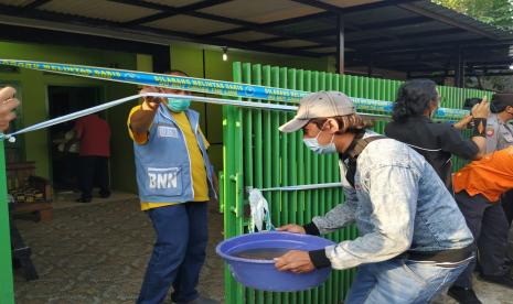 Petugas menggeledah sebuah rumah yang diduga dijadikan pabrik narkotika di Kecamatan Cipedes, Kota Tasikmalaya, Sabtu (12/6). 