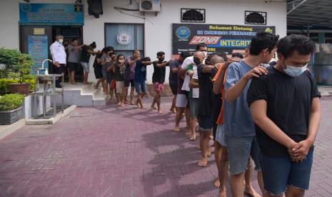 Petugas menggiring mahasiswa yang diamankan saat ungkap kasus di Kantor Badan Narkotika Nasional (BNNP) Provinsi Sumatera Utara, Percut Sei Tuan, Deliserdang, Sumatera Utara, Senin (11/10/2021). Badan Narkotika Nasional Provinsi (BNNP) Sumatera Utara mengamankan 508,6 gram narkotika jenis ganja serta mengamankan 31 orang mahasiswa Fakultas Ilmu Budaya (FIB) Universitas Sumatera Utara (USU) pada sabtu malam.