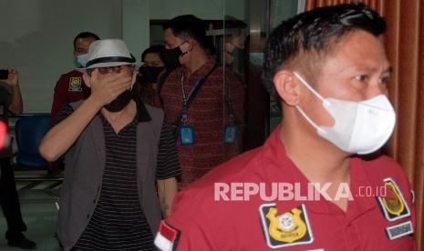 Petugas menggiring warga negara Kanada Christopher Kyle Martin (kiri) yang akan dideportasi saat konferensi pers di Kantor Imigrasi Kelas I TPI Denpasar, Bali, Minggu (9/5/2021). Warga negara Kanada tersebut didepotasi pada Ahad (9/5/2021) pukul 15.20 WITA menyusul viralnya promosi dan informasi di media mainstream maupun media elektronik tentang rencana kegiatan Yoga di Bali bertajuk Tantric Full Body Orgasm karena kegiatan itu bertentangan dengan kebudayaan Indonesia khususnya Bali yang memegang teguh adat istiadat dan norma agama.