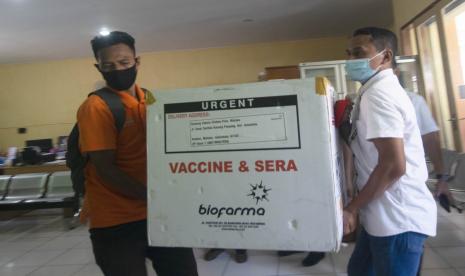 WNA Bisa Ikut Program Vaksin Gotong-Royong. Petugas menggotong kardus berisi vaksin COVID-19 Sinovac di Instalasi Farmasi Dinas Kesehatan Provinsi Maluku, Ambon, Maluku, Rabu (13/1/2021). Kota Ambon menerima sebanyak 7.280 vaksin untuk didistribusikan ke 29 Fasilitas Pelayanan Kesehatan, enam rumah sakit dan satu Kantor Kesehatan Pelabuhan (KKP) di Ambon.