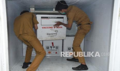 Petugas menggotong kardus vaksin COVID-19 untuk didistribusikan (ilustrasi)