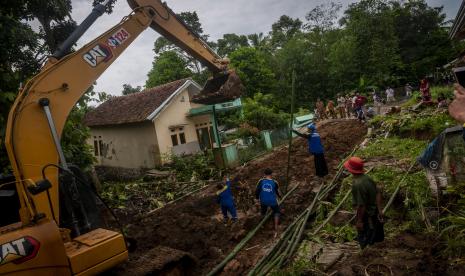 Petugas menggunakan alat berat membangun pondasi jalan darurat di Desa Cilangkap, Lebak, Banten, Senin (13/6/2022). Perbaikan ruas jalan penghubung antardesa yang amblas akibat bencana pergerakan tanah sepanjang 60 meter tersebut guna memberikan akses kelancaran bagi warga yang melintas. 