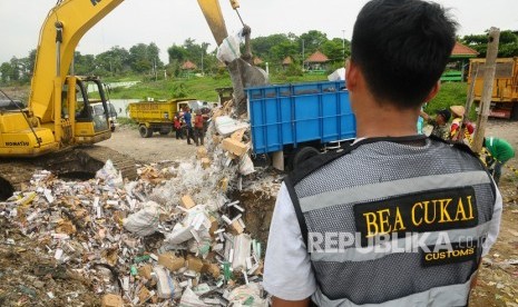 Petugas menggunakan alat berat di Tempat Pembuangan Akhir (TPA) Tanjungrejo, Kudus, Jawa Tengah.