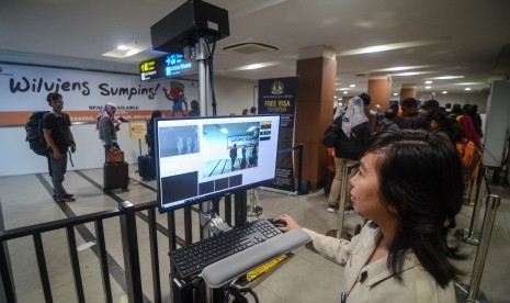 Petugas menggunakan mesin thermal scanner di Bandara Husein Sastranegara. Bandara kelolaan AP II melakukan sejumlah antisipasi untuk mencegah penyebaran virus corona.