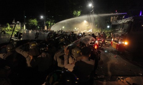 Petugas menggunakan water cannon untuk membubarkan massa yang mengepung Yayasan Lembaga Bantuan Hukum Indonesia (YLBHI) di kawasan Diponegoro, Jakarta, Senin (18/9).