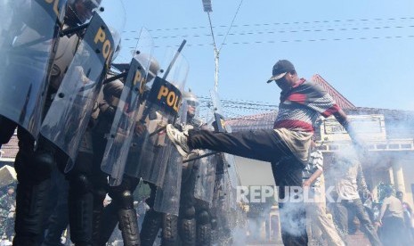 Petugas menghalau pengunjukrasa saat simulasi pengamanan pemilu 2019 di Kota Madiun, Jawa Timur.