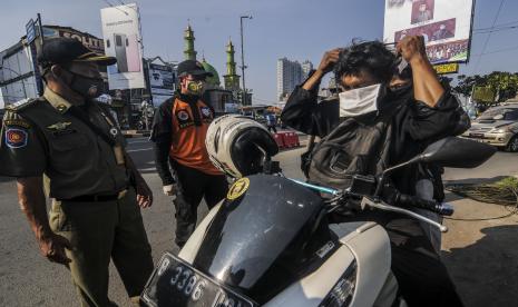 Petugas dan pengendara motor di Jalan Raya Margonda, Depok, Jawa Barat. Ilustrasi.