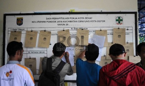 Petugas menghitung hasil perolehan suara sementara pemilihan kepala daerah (Pilkada).