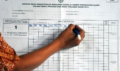 Petugas menghitung perolehan suara usai pencoblosan di TPS 16, Cempaka Putih, Jakarta, Rabu (9/7).