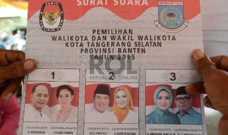  Petugas menghitung surat suara di TPS 15 Kelurahan Jurangmangu Timur, Tangerang Selatan, Rabu (9/12). (Republika/Raisan Al Farisi)