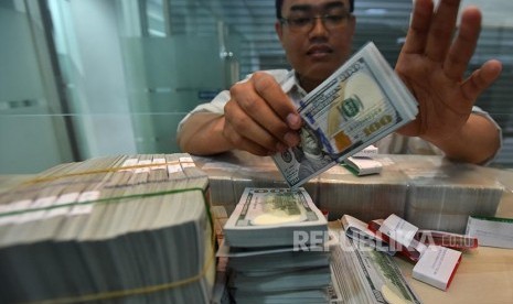 Petugas menghitung uang dolar AS (ilustrasi). Bank Indonesia (BI) mencatat posisi cadangan devisa Indonesia pada akhir November 2020 mencapai 133,6 miliar dolar AS.