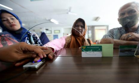 Petugas mengidentifikasi sidik jari peserta BPJS Kesehatan. Anggota Dewan Jaminan Kesehatan Nasional (DJSN) Muttaqien mengatakan iuran Badan Penyelenggara Jaminan Sosial (BPJS) Kesehatan