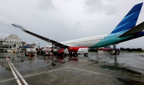 Petugas mengisi bahan bakar avtur ke pesawat Boing 777 yang akan membawa jamaah calon haji di Bandara Internasional Sultan Iskandar Muda, Aceh Besar, Aceh, Sabtu (20/7/2019). 