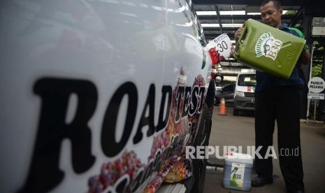 Petugas mengisi bahan bakar B30 ke kendaraan saat peluncuran uji jalan Penggunaan Bahan Bakar B30 untuk kendaraan bermesin diesel di Kementerian ESDM, Jakarta, Kamis (13/6). Uji jalan kendaraan berbahan bakar campuran biodiesel 30 persen pada bahan bakar solar atau B30 dengan menempuh jarak 40 ribu dan 50 ribu kilometer tersebut bertujuan untuk mempromosikan kepada masyarakat bahwa penggunaan bahan bakar itu tidak akan meyebabkan performa dan akselerasi kendaraan turun.Prayogi/Republika