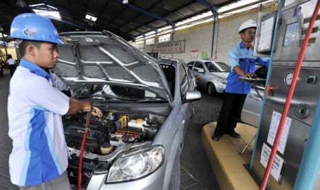 Petugas mengisi bahan bakar gas ke sebuah mobil di Stasiun Pengisian BBG (SPBG), Surabaya, Jawa Timur.