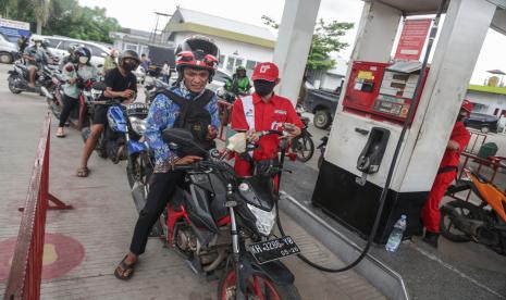 Petugas mengisi bahan bakar minyak (BBM) jenis Pertalite ke sepeda motor konsumen.