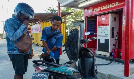 Petugas mengisi Bahan Bakar Minyak (BBM) Pertamax ke kendaraan roda dua (ilustrasi). Pemerintah akan mewajibkan BBM dengan kadar oktan 92 untuk dicampur dengan 5 persen bioetanol (E5).